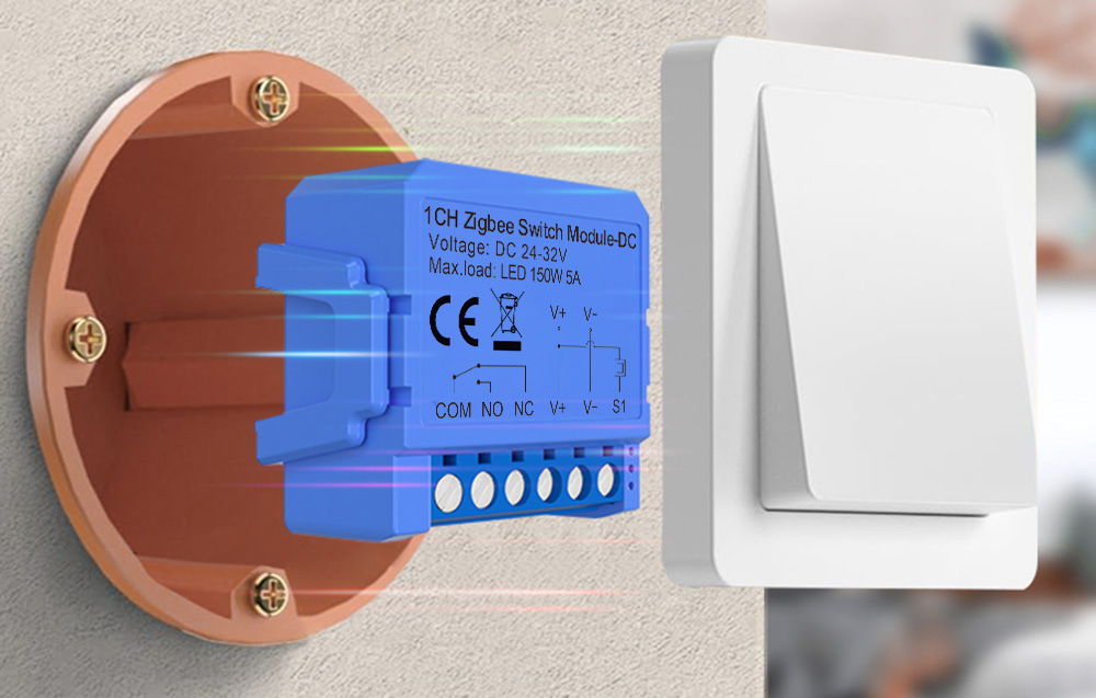 Μονάδα διακόπτη Zigbee τοποθετημένη σε χωνευτό κουτί πίσω από έναν λευκό διακόπτη τοίχου